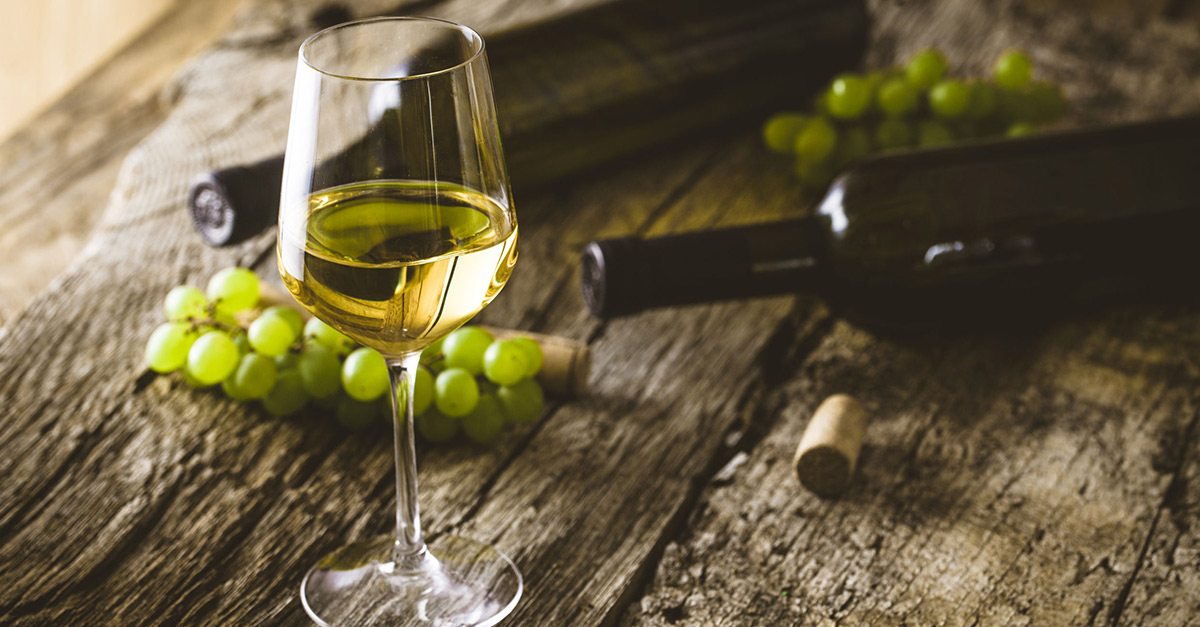 9 Harmful Health Effects Of Drinking White Wine