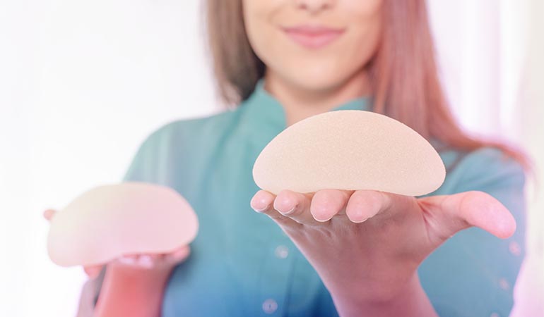 According to a study that measured the amount of silicone in the breast milk of women with and without implants, there is no significant difference