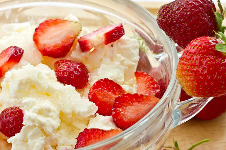 Strawberries and cottage cheese is a high-protein vitamin C-rich snack that will prevent sudden sugar spikes.