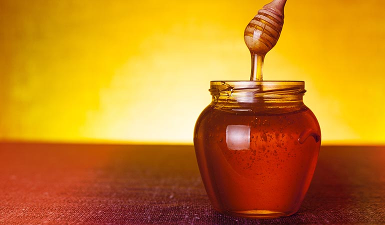 Honey moisturizes dry skin
