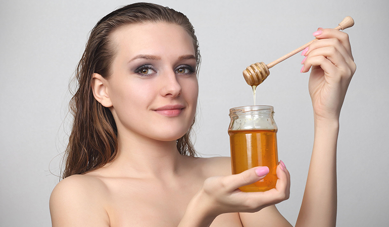 A honey face mask can help cleanse the skin