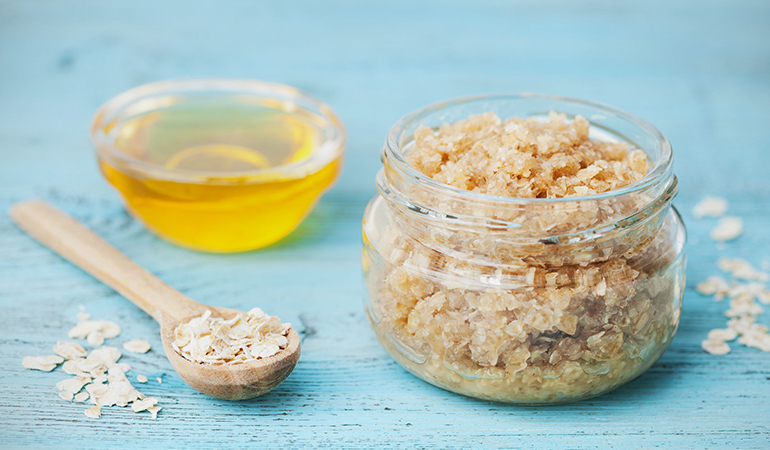Use honey, oatmeal or coconut oil to reduce red skin
