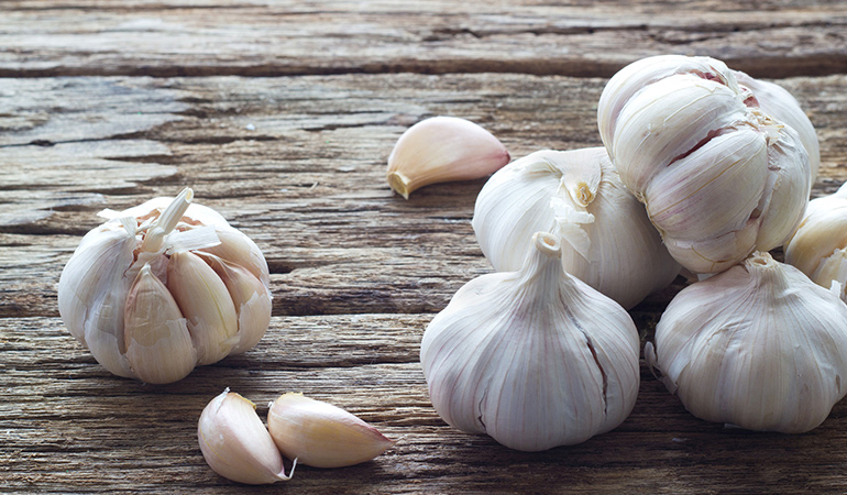 Garlic has anti-inflammatory and antibacterial properties