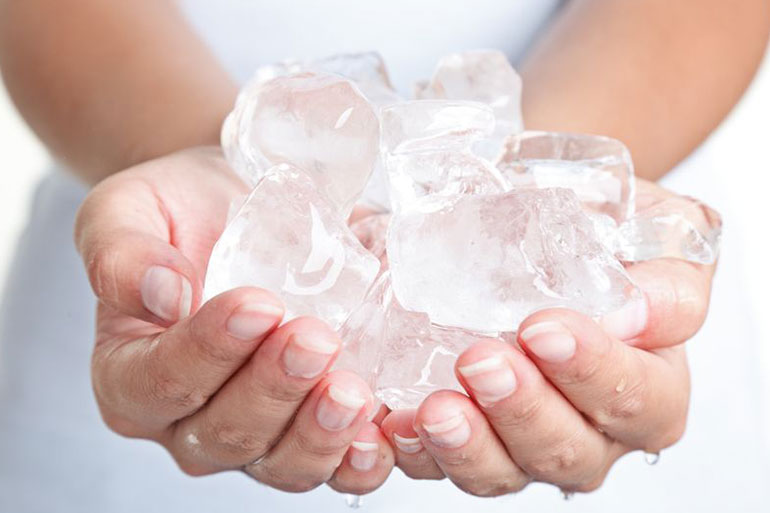 Ice cubes soothe the skin and reduce skin redness and irritation
