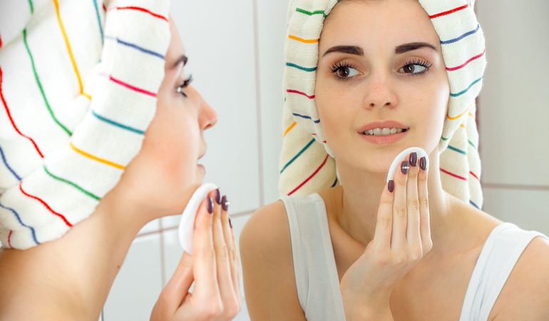 Coconut oil is effective against waterproof mascara