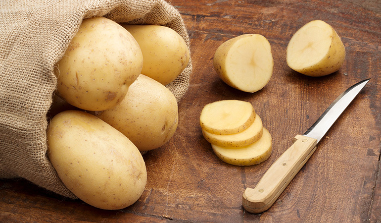 Raw potato is a great emollient that heals red, dry and itchy skin