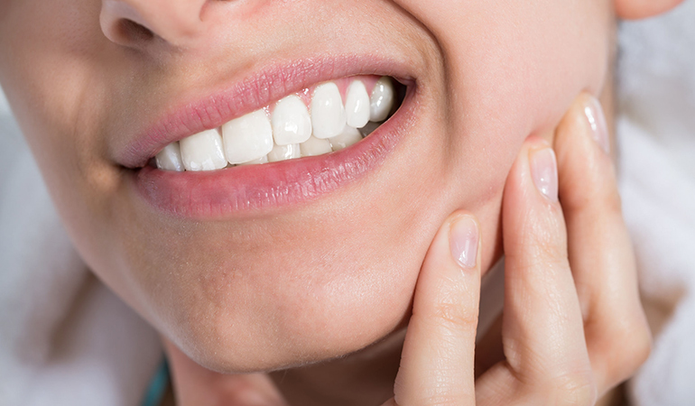 Tooth abscess can make your jawline puffier