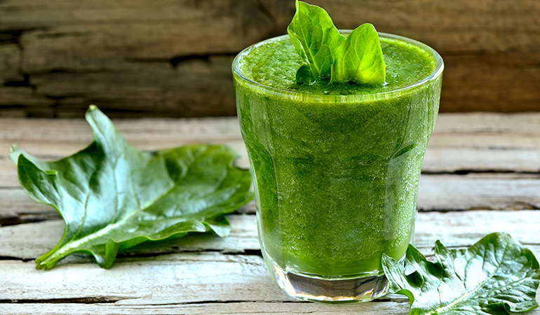 Aloe vera and spinach smoothie to improve gut health