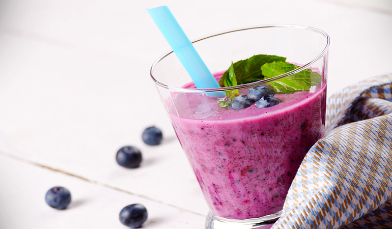 A blueberry smoothie satisfies your hunger and boosts your energy