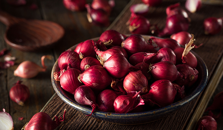 Eating onion bulbs or drinking onion juice on an empty stomach may dissolve bladder stones over time