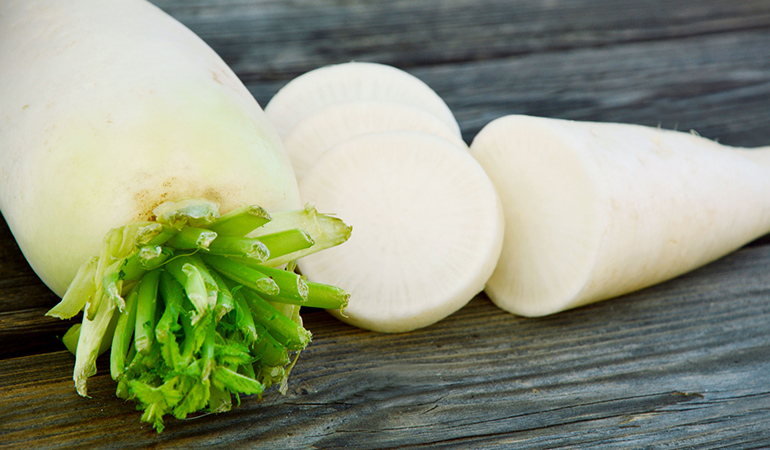 Drinking radish juice can aid in naturally passing bladder stones with urine