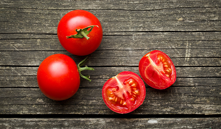the antioxidant and acidic properties of tomato helps with removing tan