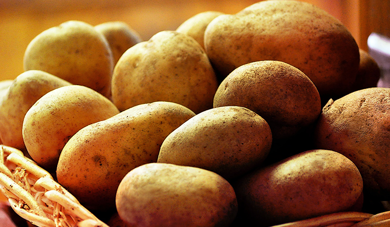 Potatoes have 0.62 mg of zinc. 