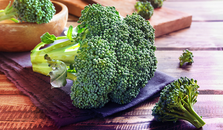 Broccoli has 0.7 mg of zinc. 