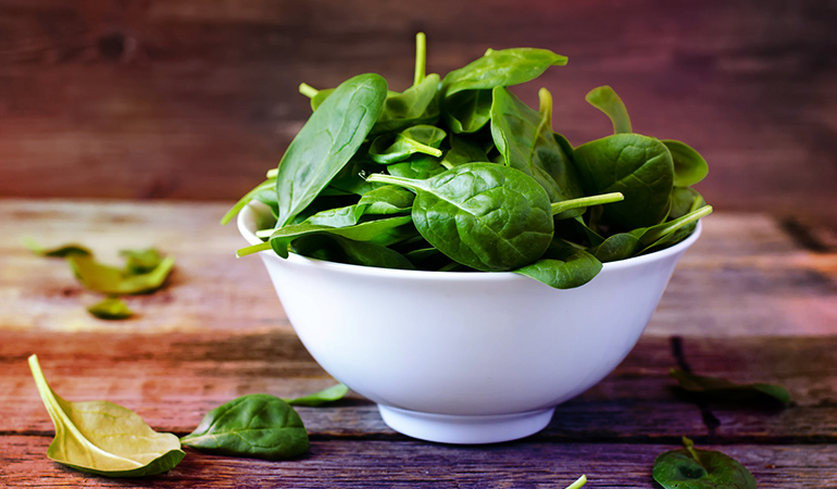 Spinach has 1.37 mg of zinc.