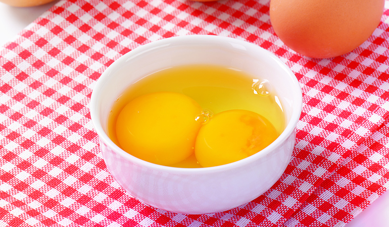 1 large egg yolk has 0.9 mcg of protein. 
