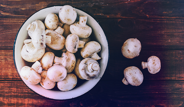 Most popular varieties of mushrooms contain 3–4 gm of protein per cup.