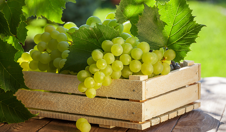 1 cup of grapes has 22 mcg of vitamin K (18.3% DV).