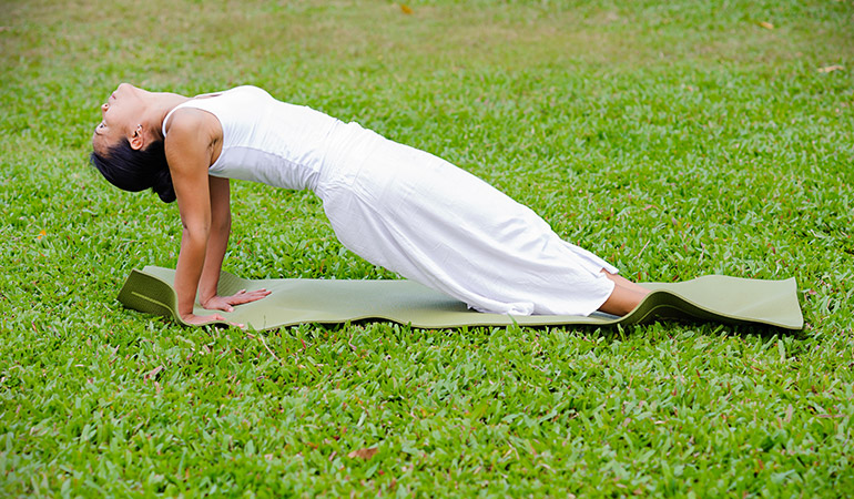 Upward inclined plank pose strengthens the lower back muscles, tones the abdominal muscles.